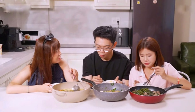 Minh Thư (ngoài cùng bên trái), 31 tuổi, ở TP HCM thuê dịch vụ nấu ăn cơm nhà ăn cùng đồng nghiệp, tháng 2/2026. Ảnh: Nhân vật cung cấp