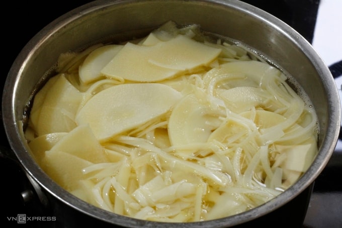 Luộc măng giúp giảm độ đắng. Ảnh: Bùi Thủy