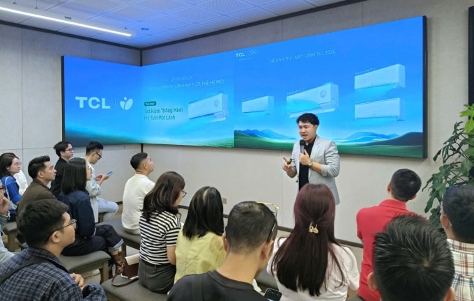 Ông Duy Nguyễn, đại diện TCL trình bày về danh mục sản phẩm mới. Ảnh: Diệp Vân