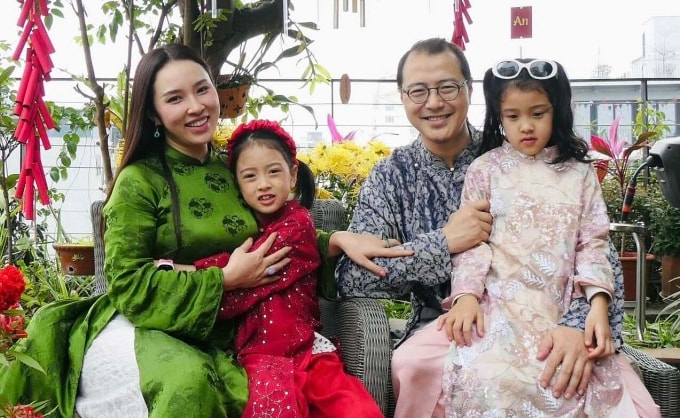 Ca sĩ bên chồng và hai con. Ảnh: Nhân vật cung cấp