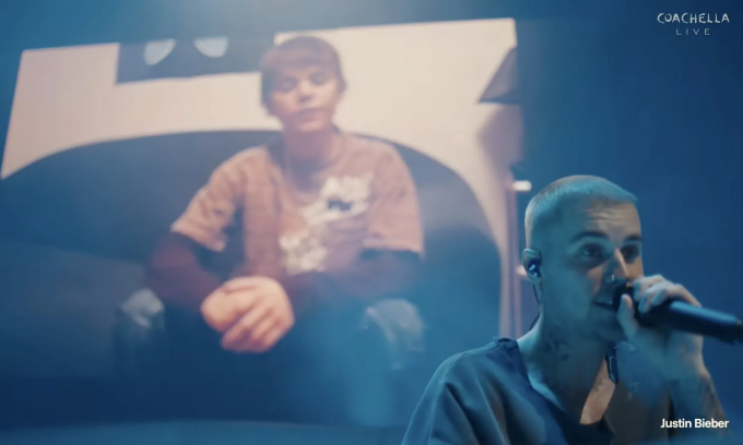 Justin Bieber hát trên nền một video cũ tại Coachella 2026. Ảnh: YouTube Coachella