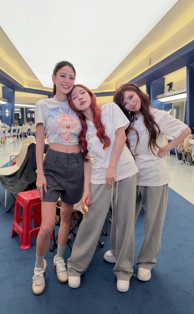 Từ trái qua gồm Giang Ngữ Thần, Trang Pháp, Duy Nina tại buổi tập luyện trước đêm thi. Ảnh: Nhân vật cung cấp