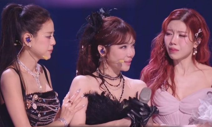 Trang Pháp (phải) khóc khi chia tay đồng đội Duy Nina (giữa) tại đêm thi. Ảnh: Êkíp nhân vật cung cấp