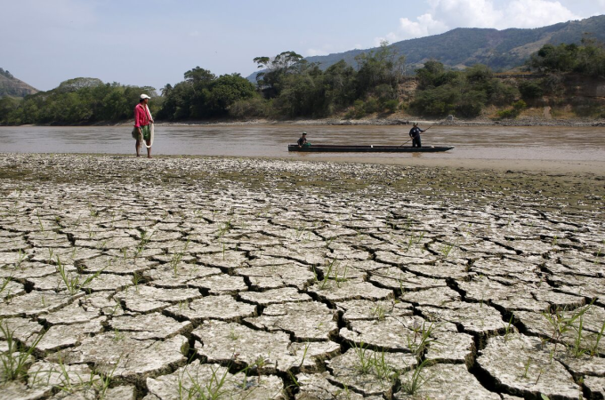 Ngư dân Gabriel Barreto đứng bên bờ sông Magdalena, con sông dài nhất ở Colombia, thành phố Honda, ngày 14/1/2016. Ảnh: Reuters