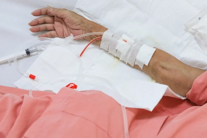 Bệnh nhân cần tuân thủ điều trị của bác sĩ, không tự ý dùng thuốc gây hại sức khỏe. Ảnh: Phùng Tiên