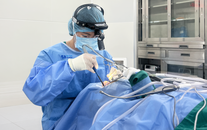 Bác sĩ Phương đang phẫu thuật cắt amidan cho người bệnh. Ảnh minh họa: Bệnh viện Đa khoa Tâm Anh