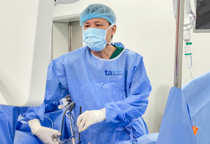 Phó giáo sư Vĩnh phẫu thuật nội soi điều trị u phổi cho người bệnh. Ảnh: Bệnh viện Đa khoa Tâm Anh