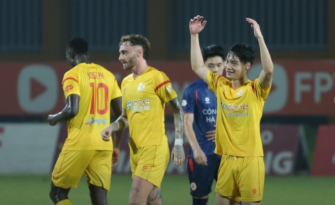 Tiền vệ PVF-CAND Nguyễn Xuân Bắc (phải) ghi bàn gỡ hòa 1-1 ở phút 54 trước Công an Hà Nội, thuộc vòng 18 V-League 2025-2026 trên sân PVF ở Hưng Yên ngày 12/4/2026. Ảnh: PVF-CAND