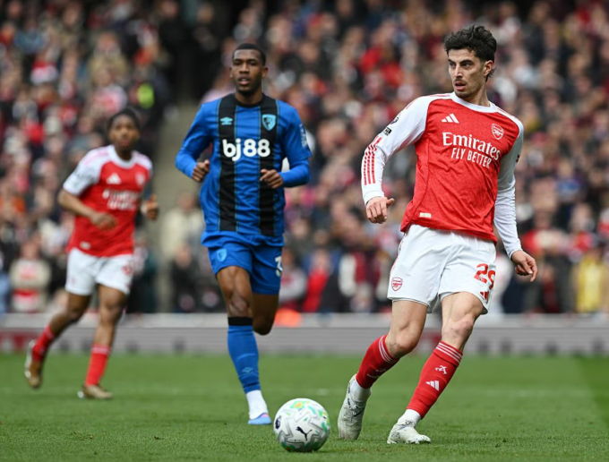 Kai Havertz (phải) chuyền bóng trong trận Arsenal thua Bournemouth 1-2 ở vòng 32 Ngoại hạng Anh trên sân Emirates, London, Anh ngày 11/4/2026. Ảnh: Arsenal FC