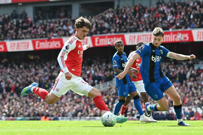 Max Dowman tạt vào vòng cấm. Ảnh: Arsenal FC