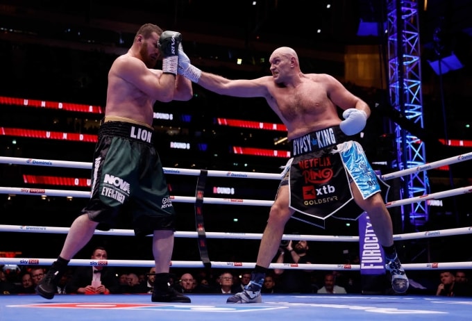 Tyson Fury (trái) ra đòn trong trận thắng Arslanbek Makhmudov trên sân vận động Tottenham Hotspur, London, Anh ngày 11/4/2026. Ảnh: Reuters