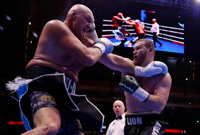 Makhmudov trong một pha ra đón trúng mặt Fury. Ảnh: Reuters