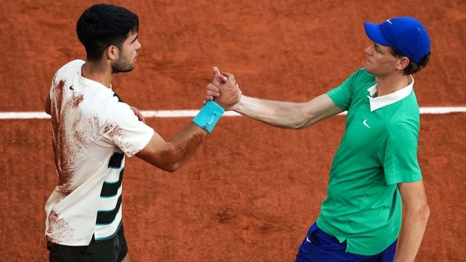 Sinner (phải) bắt tay chúc mừng Alcaraz, sau chung kết Roland Garros, trên sân Philippe Chatrier, Paris, Pháp hôm 8/6. Ảnh: Reuters