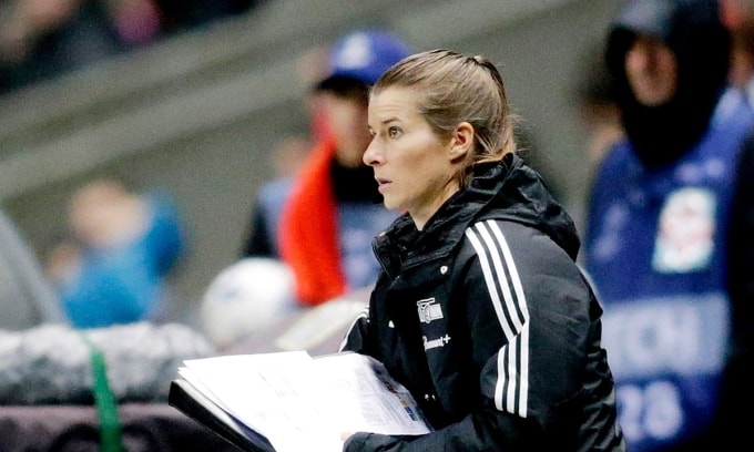 Trợ lý tạm quyền đội nam Union Berlin, Marie-Louise Eta, trở thành nữ HLV cấp cao đầu tiên trực tiếp tham gia chỉ đạo một trận đấu nam tại Champions League, trong trận gặp SC Braga trên sân Municipal de Braga, Bồ Đào Nha ngày 29/11/2023. Ảnh: Reuters