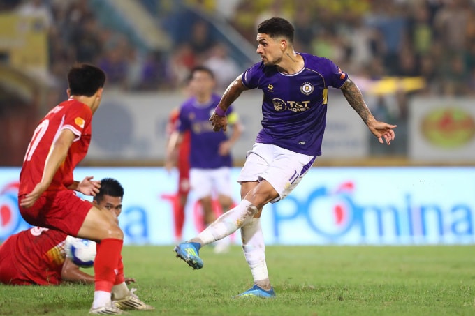Tiền vệ Hà Nội FC Đỗ Hoàng Hên (phải) ghi bàn thứ hai trong trận thắng Hà Tĩnh 3-0 ở vòng 18 V-League 2025-2026. Ảnh: VPF