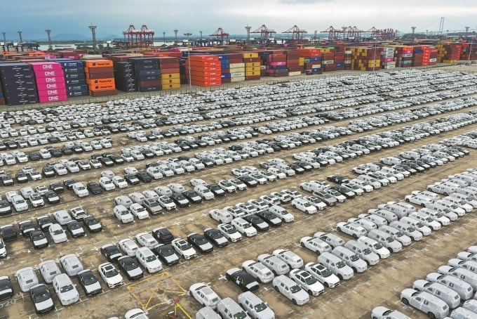 Ôtô chờ được bốc xếp để xuất khẩu tại cảng Longtan, thành phố Nam Kinh, tỉnh Giang Tô, tháng 9/2025. Ảnh: Xinhua