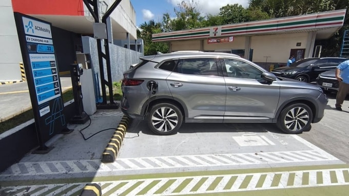 Xe điện tại trạm sạc ở Philippines. Ảnh: Manilatimes