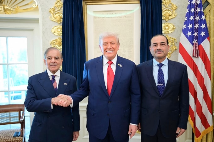 Thủ tướng Pakistan Shehbaz Sharif (trái), Tổng thống Mỹ Donald Trump (giữa) và Tư lệnh quân đội Pakistan Asim Munir tại Nhà Trắng tháng 9/2025. Ảnh: AFP