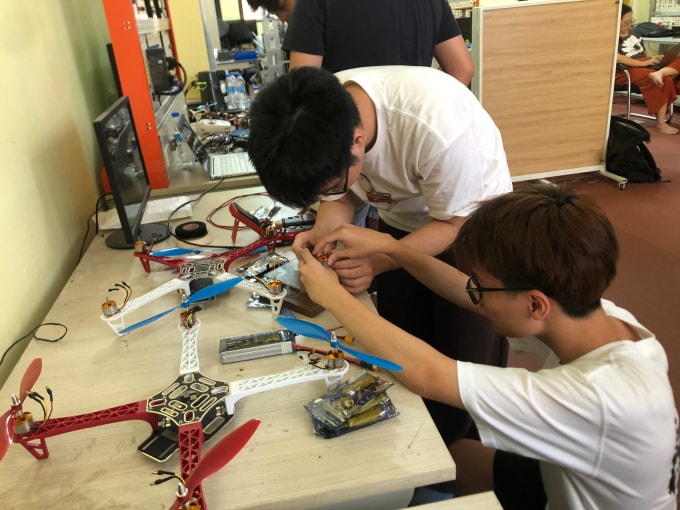 Quang Anh (bên phải) làm drone đo độ ô nhiễm không khí. Ảnh: Nhân vật cung cấp