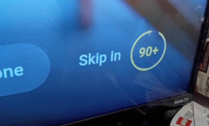 Thông báo có thể bỏ qua sau 90+ từ quảng cáo của Youtube trên TV. Ảnh:/u/Ok_Neat1652