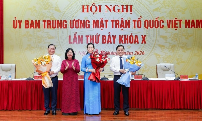 Chủ tịch Ủy ban Trung ương Mặt trận Tổ quốc Việt Nam Bùi Thị Minh Hoài (áo dài đỏ) chúc mừng ba nhân sự mới. Ảnh: Hoàng Phong