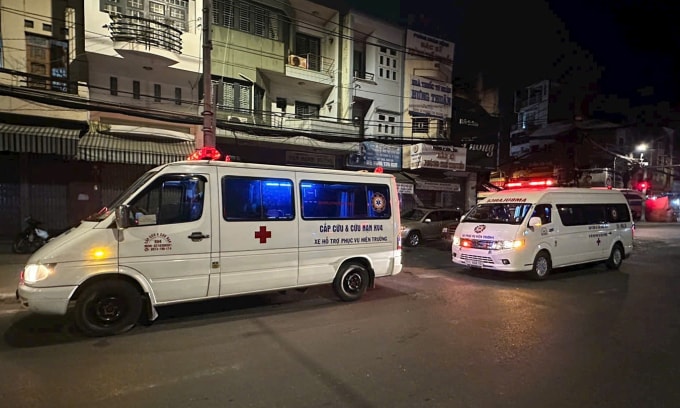 Xe cứu thương đến hiện trường sau khi xảy ra cháy. Ảnh: Minh Bằng
