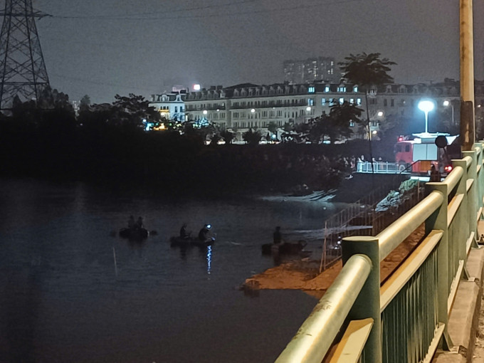 Lực lượng chức năng tìm kiếm các nạn nhân. Ảnh: Việt An