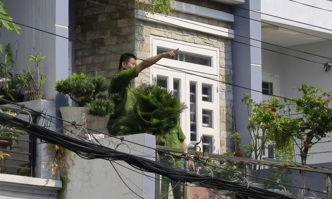 Canh3 sát đang khám nghiệm hiện trường cháy, sáng 12/4. Ảnh: Đình Văn