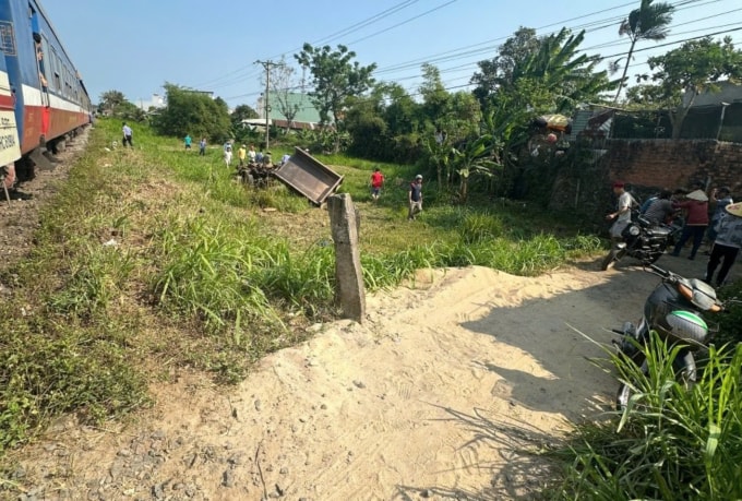 Lối mở tự phát giao với đường sắt nơi xảy ra tai nạn. Ảnh: Minh Khuê