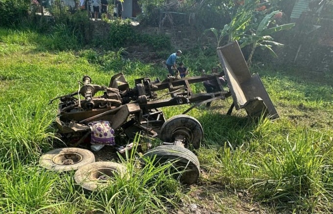 Hiện trường xe công nông bị tàu hoả tông hư hỏng. Ảnh: Minh Khuê