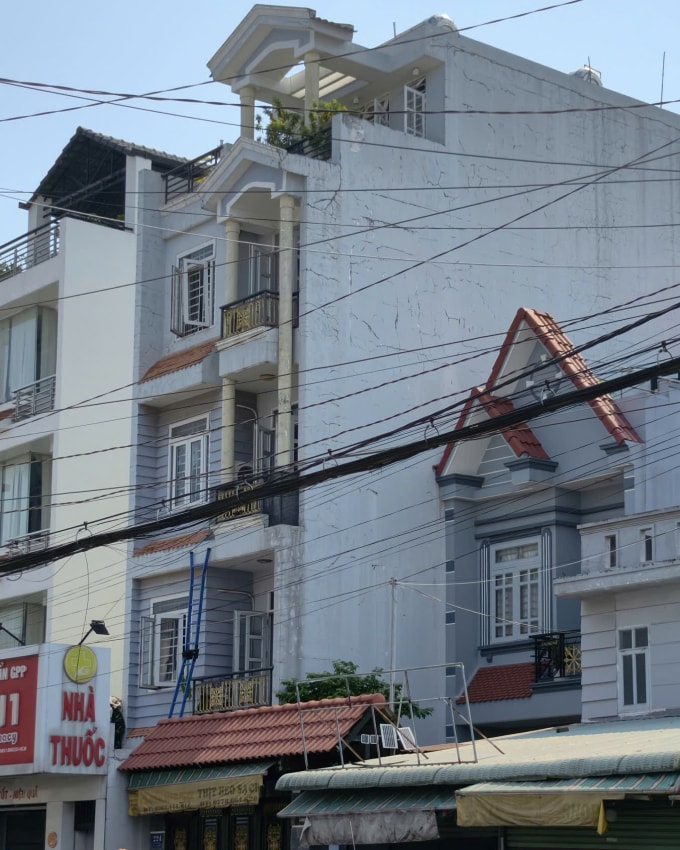 Ngôi nhà có thang màu xanh là căn xảy ra cháy. Ảnh: Đình Văn