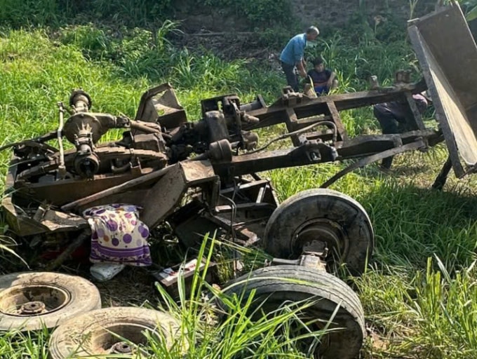Hiện trường xe công nông bị tàu hoả tông hư hỏng. Ảnh: Minh Khuê