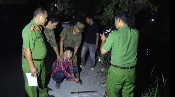 Nguyễn Thành Tiến cùng hung khí gây án. Ảnh: Đặng Thanh