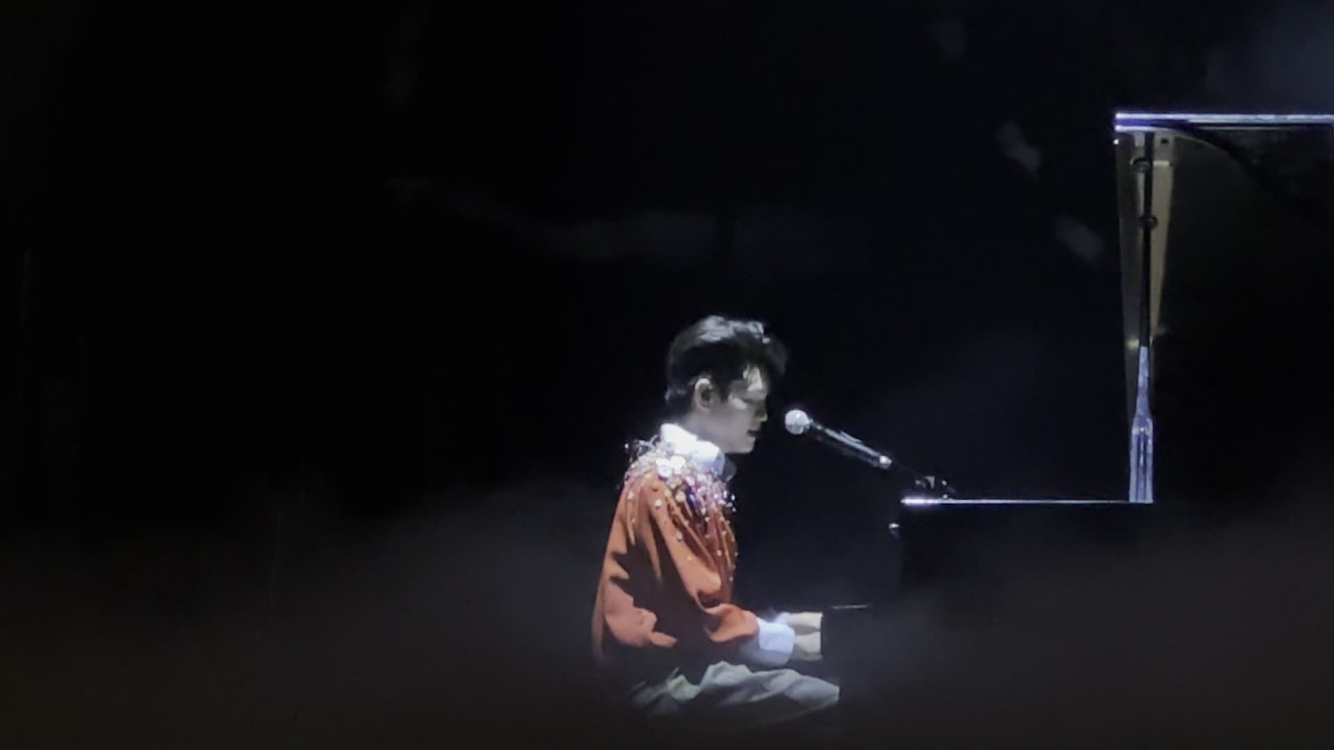 buitruonglinh hát mở màn concert đầu tay