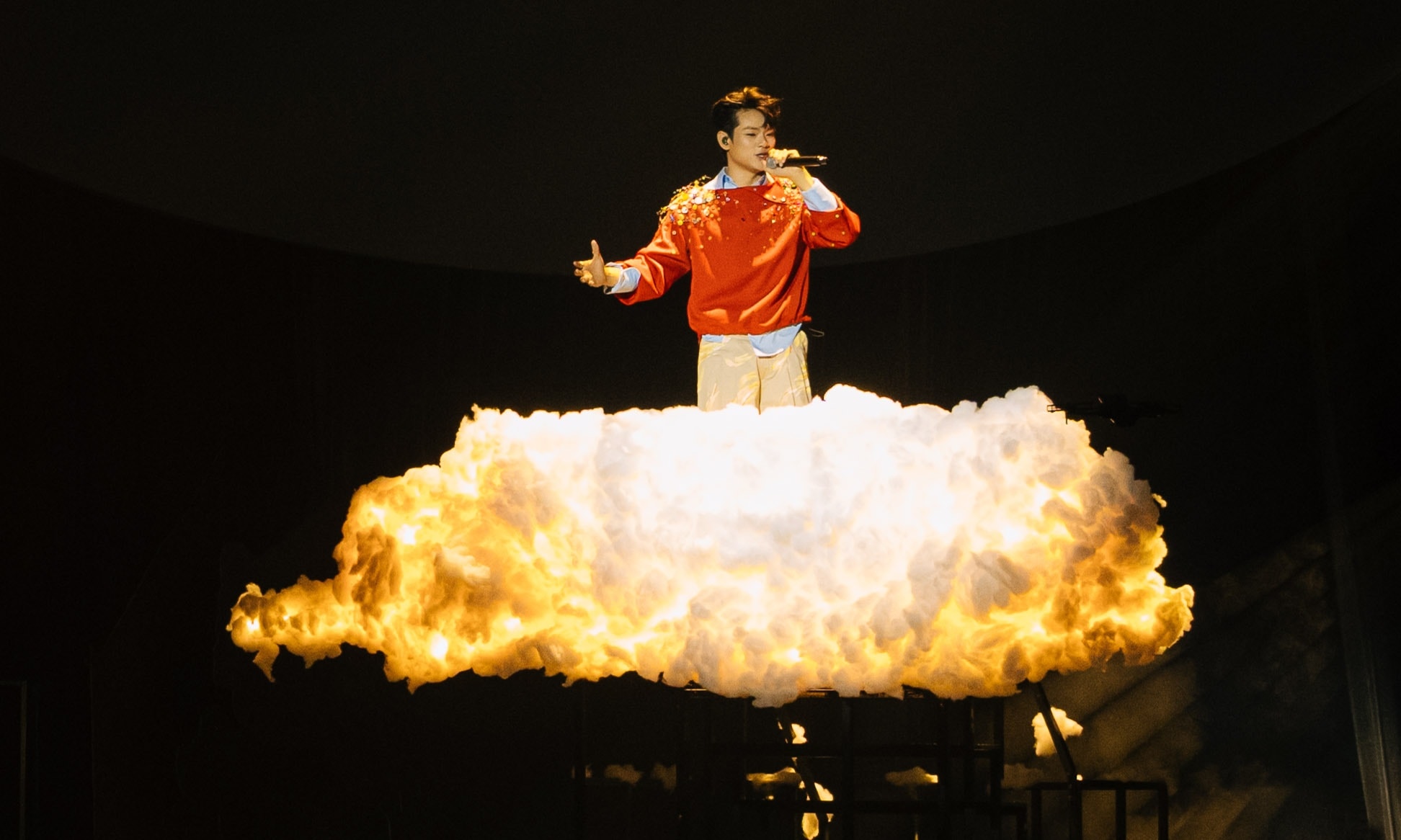 buitruonglinh hát 'Thịnh vượng Việt Nam sáng ngời'