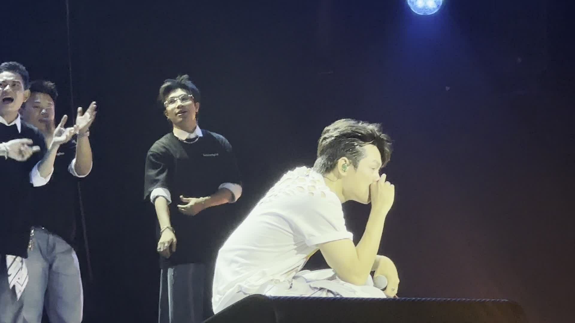 buitruonglinh khóc ở live concert đầu tay