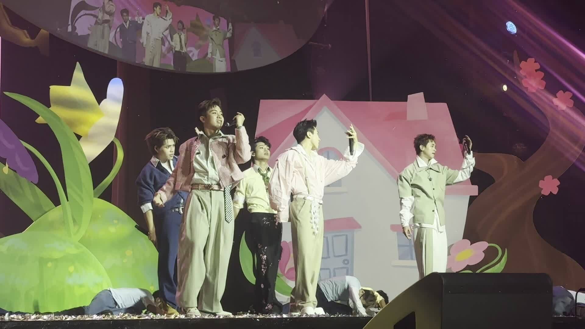 buitruonglinh và dàn anh trai say hi diễn 'Hermosa'