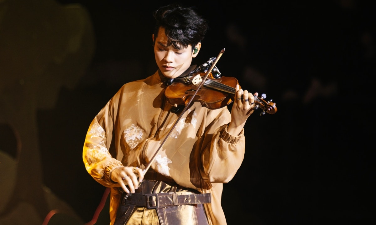 Ca sĩ buitruonglinh hát và biểu diễn violin ở live concert