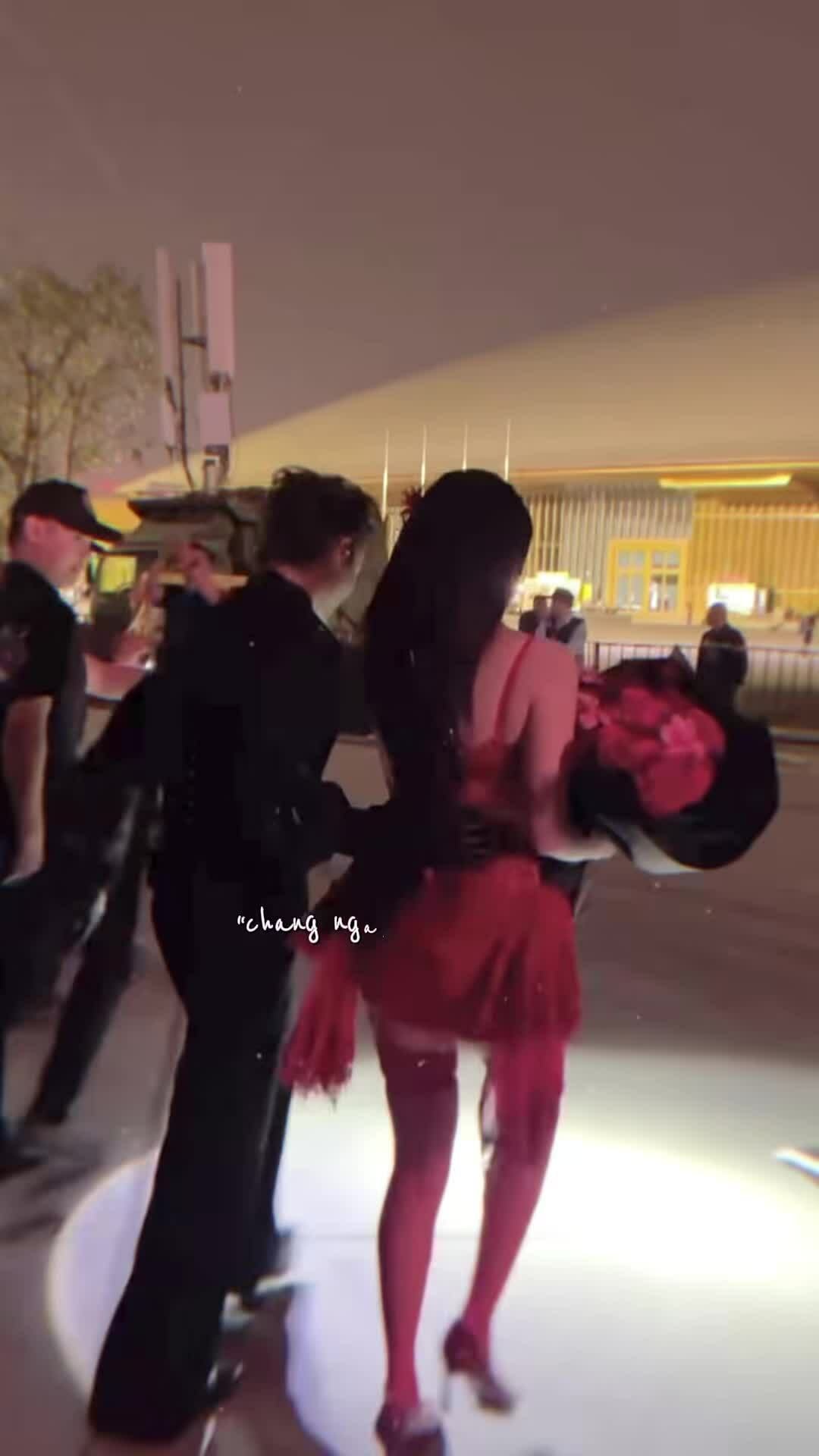 Tăng Duy Tân ân cần chăm sóc Bích Phương ở hậu trường