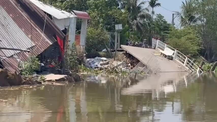 Sạt lở cắt đôi đường, ảnh hưởng 1.000 hộ dân