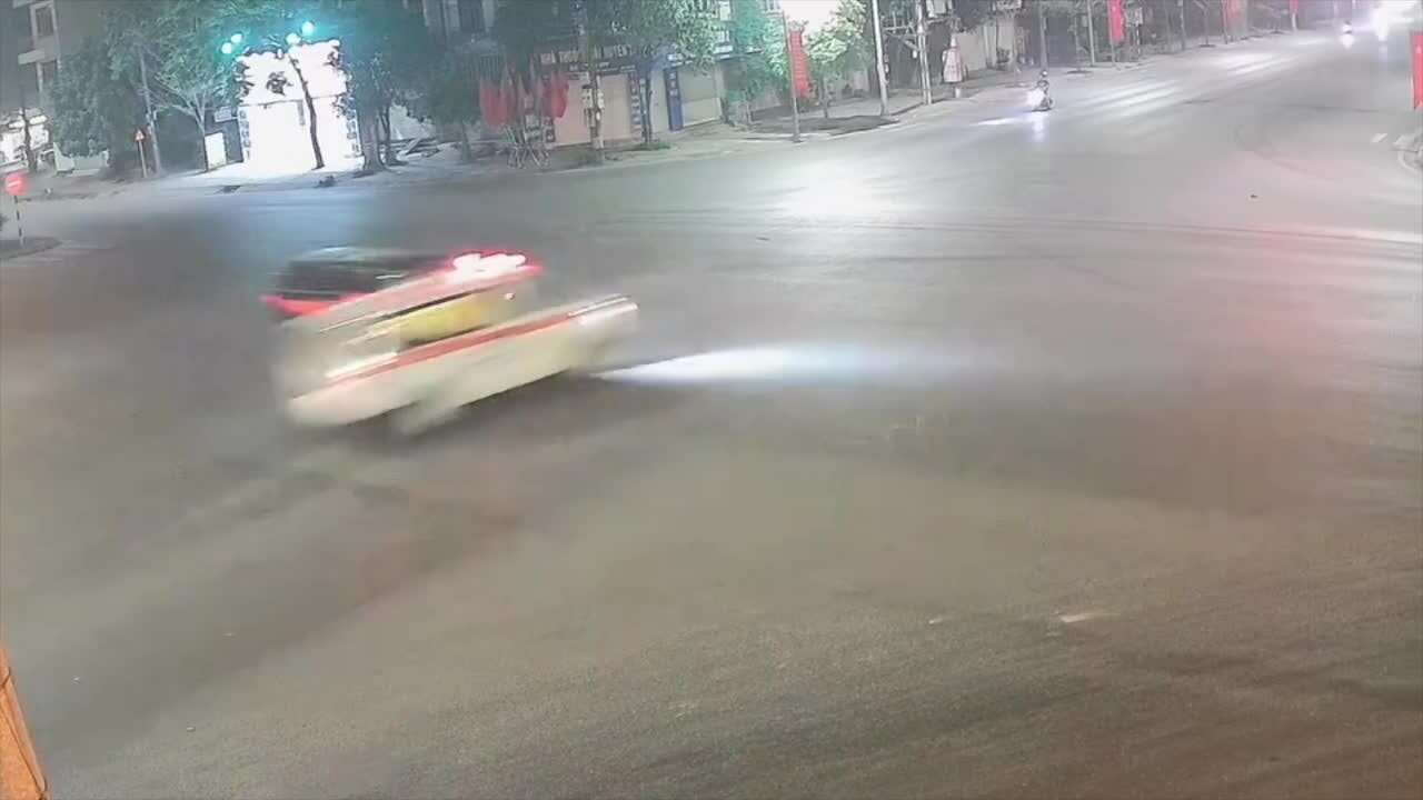 Xe cứu thương đâm mạnh xe bán tải tại ngã tư ở Phú Thọ