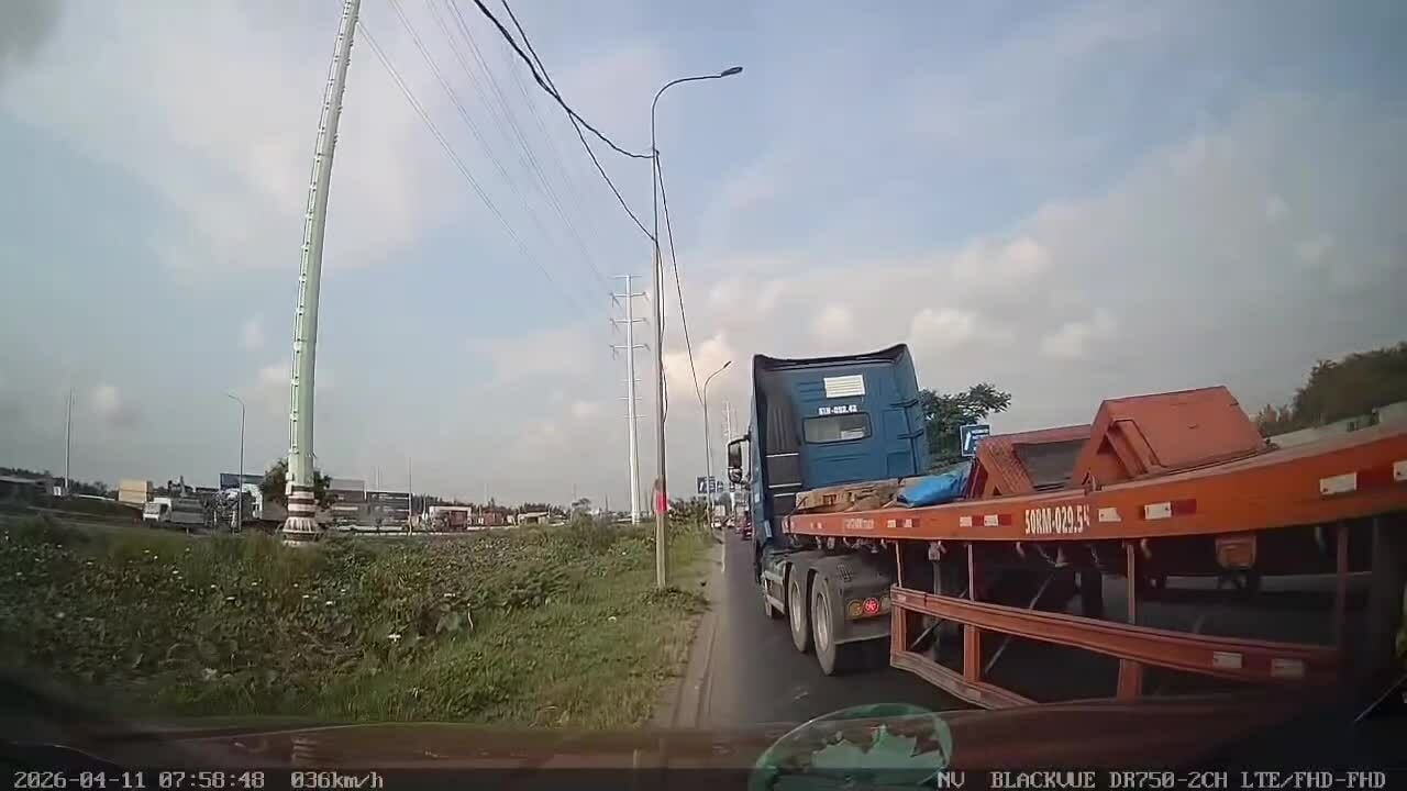 Xe tải rơ-moóc ngang nhiên tạt đầu, ép xe khác vào lề