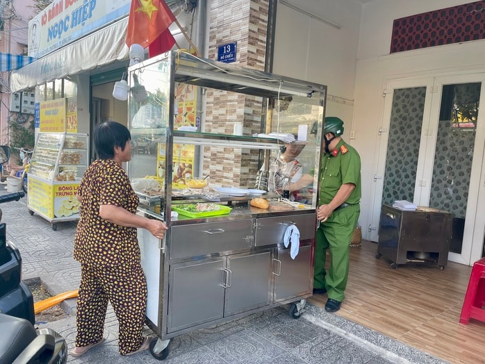 Vụ ngộ độc bánh mì "không tên" ở Vũng Tàu: Xử phạt và đình chỉ 3 tháng - Ảnh 2.