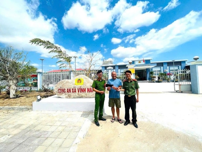 Du khách Canada trở lại Khánh Hòa trao thư cảm ơn Công an xã Vĩnh Hải - Ảnh 1.