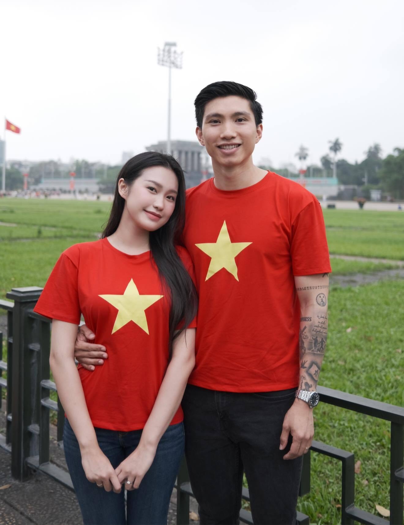 Sau khi trở thành vợ cầu thủ Đoàn Văn Hậu vào cuối năm 2023, Doãn Hải My vẫn giữ phong cách kín đáo, nền nã. Cặp đôi cũng cởi mở hơn trong việc chia sẻ hình ảnh đời thường.