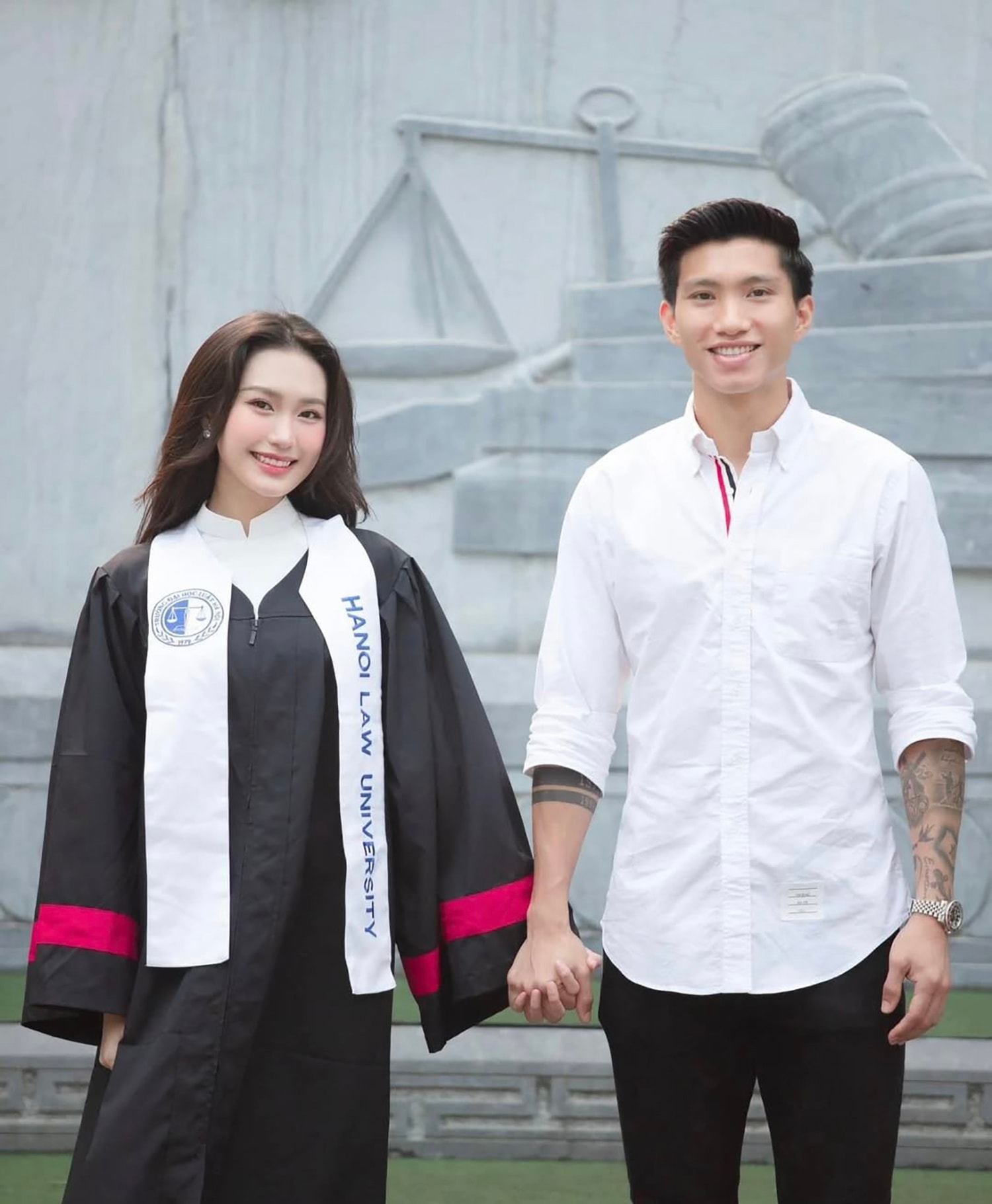 Không chỉ ngoại hình, cô còn khiến nhiều người bất ngờ bởi nền tảng học vấn. Cô có chứng chỉ IELTS 7.0, tốt nghiệp xuất sắc hệ cử nhân tại Đại học Luật Hà Nội. Hiện tại, bà xã Đoàn Văn Hậu cũng đang theo học chương trình Thạc sĩ Luật tại ĐH Luật Hà Nội.