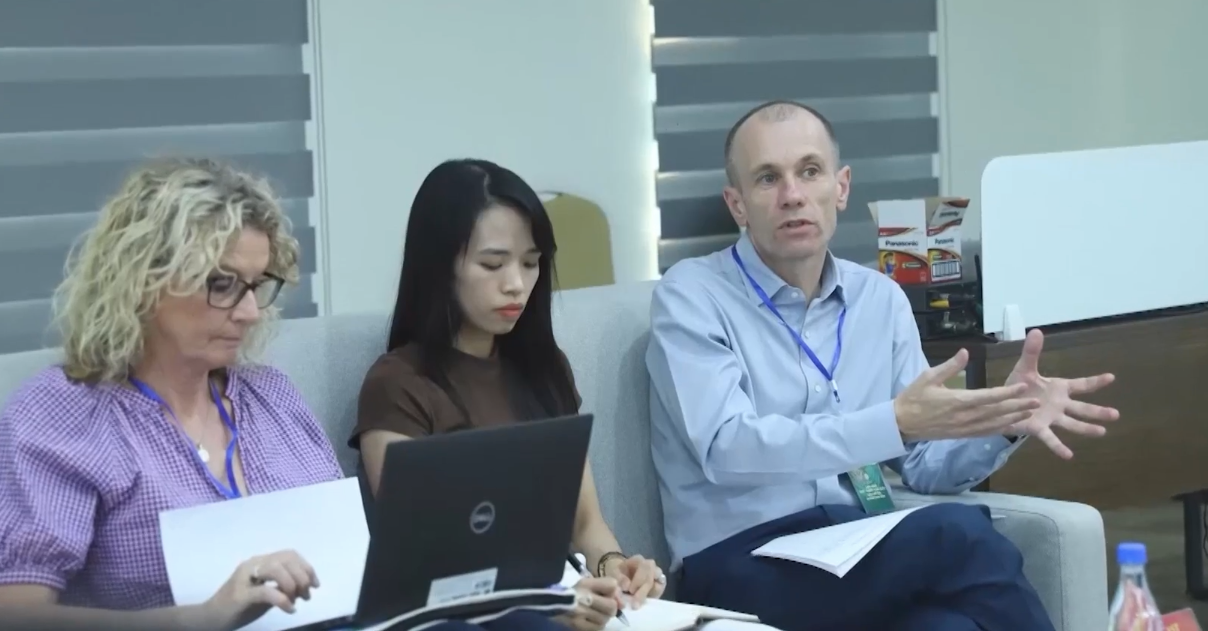 Các giám khảo quốc tế chia sẻ quan điểm về các tác phẩm dự thi.