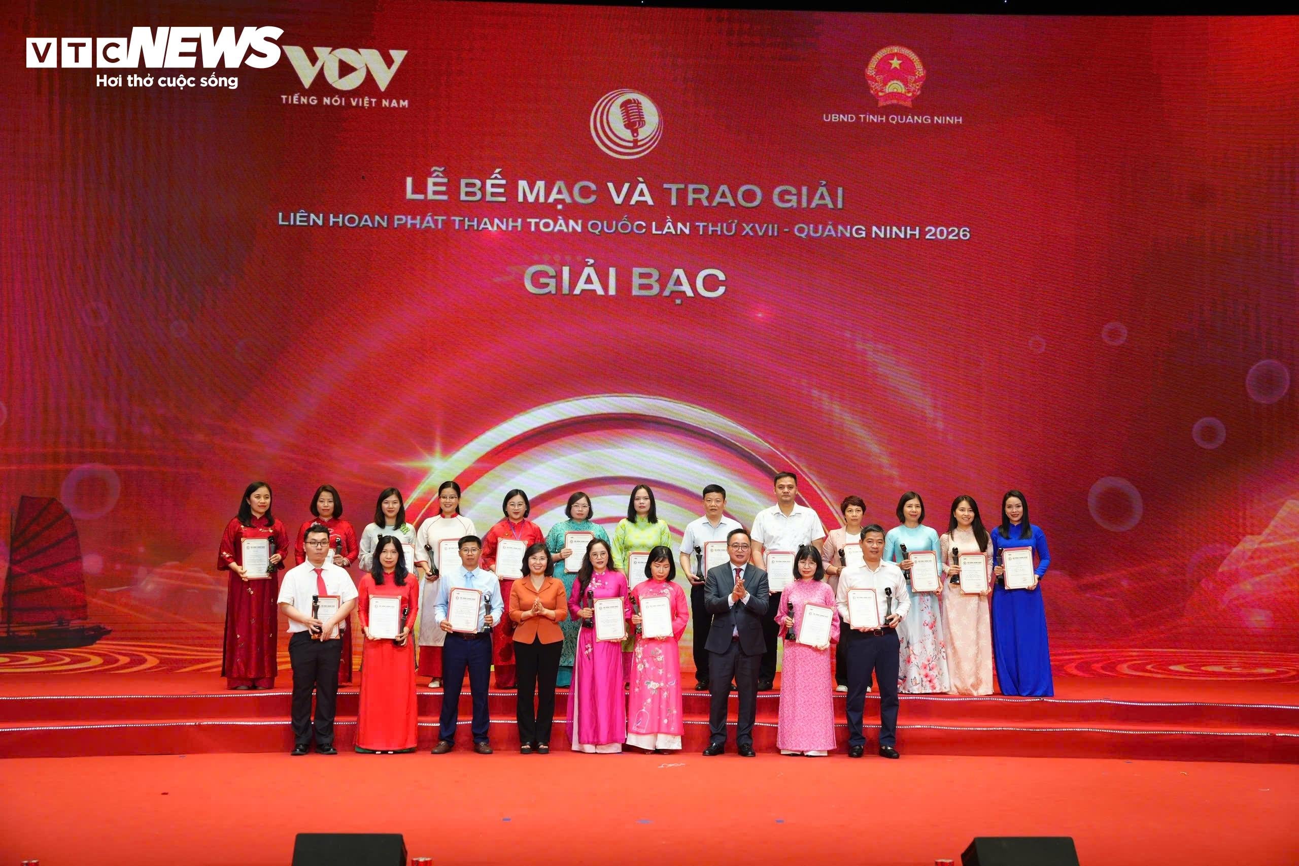 37 tác phẩm xuất sắc đoạt giải Bạc.