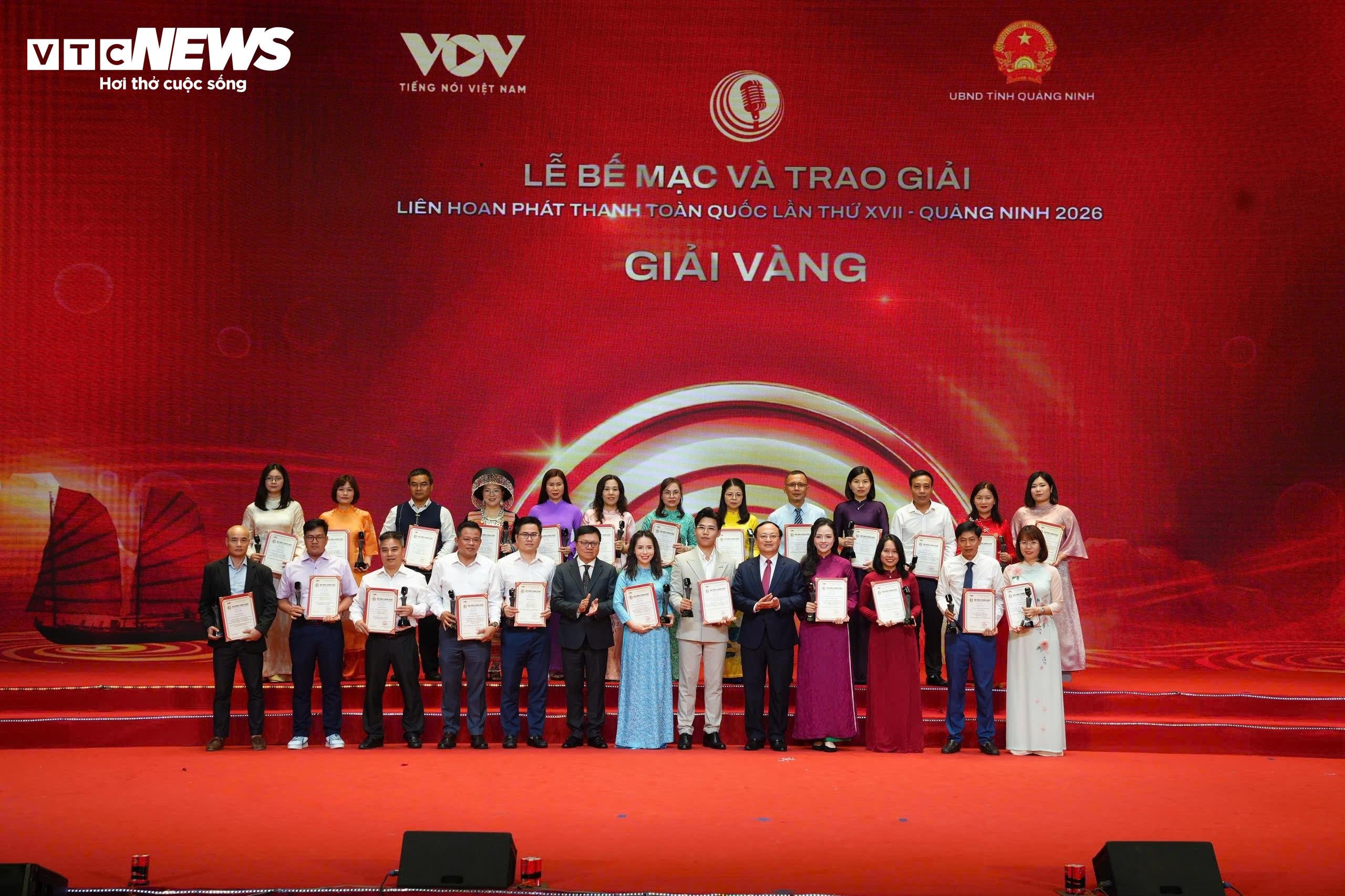 Ban Tổ chức tôn vinh các tác giả và trao 24 giải Vàng cho các tác giả.