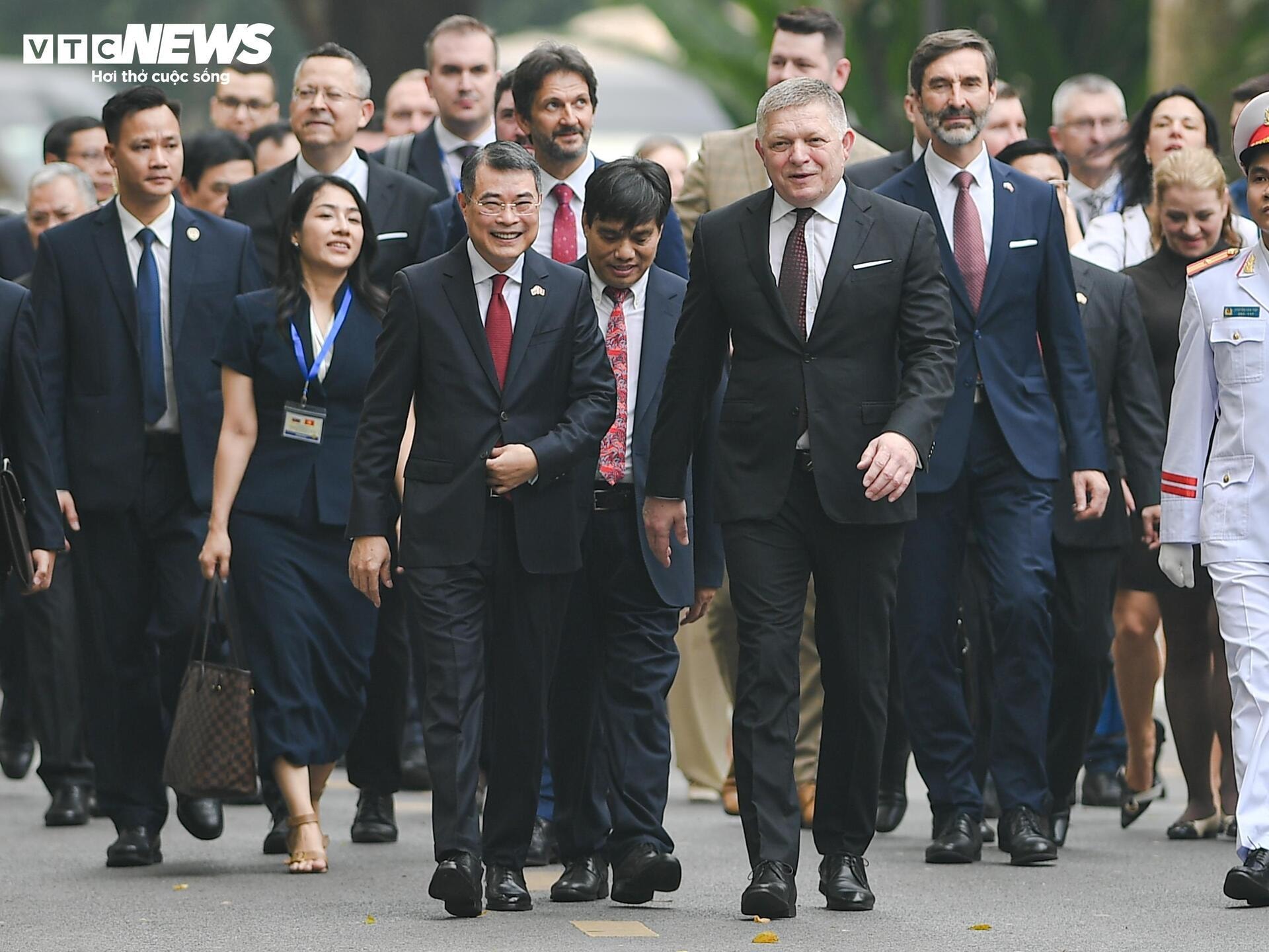 Thủ tướng Lê Minh Hưng chủ trì lễ đón Thủ tướng Slovakia. (Ảnh: Viên Minh)